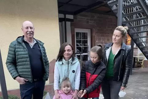 Winzer Gerhard Helck hat die kleine Solomia, ihre Mutter Regina und den Sohn Konstyantin aufgenommen. Viktoria Hefele hilft gern