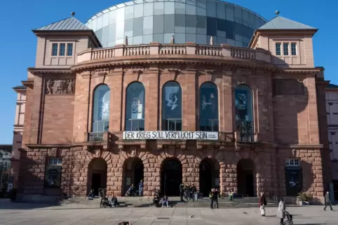 Das Staatstheater Mainz hat ein Transparent an seine Fassade gehängt, das ein Zitat aus dem Drama „Mutter Courage und ihre Kinde