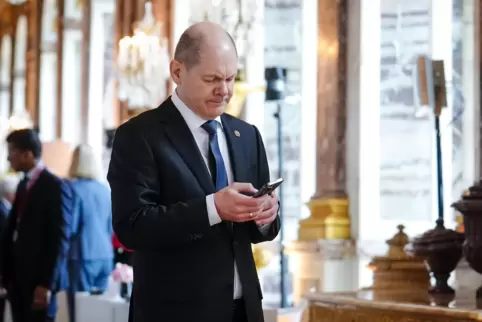 Bundeskanzler Olaf Scholz im Spiegelsaal von Versailles.