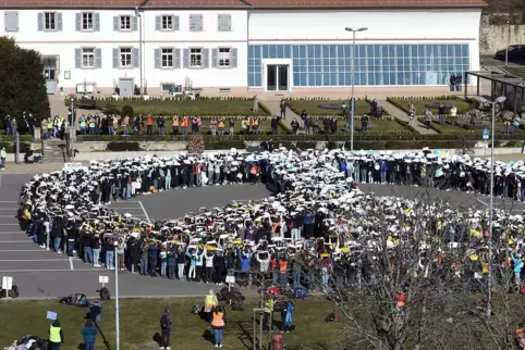 Schüler der Georg-von-Neumayer-Realschule plus, des Nordpfalzgymnasiums Kirchheimbolanden und des Gymnasiums Weierhof formten au