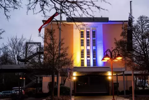 Ein Zeichen der Solidarität: das Evangelische Gemeindehaus in Eisenberg leuchtet in blau und gelb.