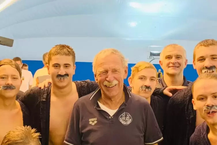 2019 ehrten die U16-Spieler des SC Neustadt ihren Wasserballtrainer Peter Jacqué, indem sie sich nach dem dritten Platz bei der 