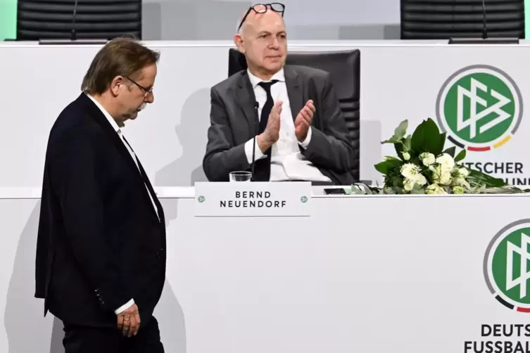 Rainer Koch (links) geht geschlagen davon. Bernd Neuendorf ist der neue DFB-Präsident.