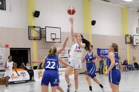 Zwangspause: die Towers und Jannon Otto (am Ball).
