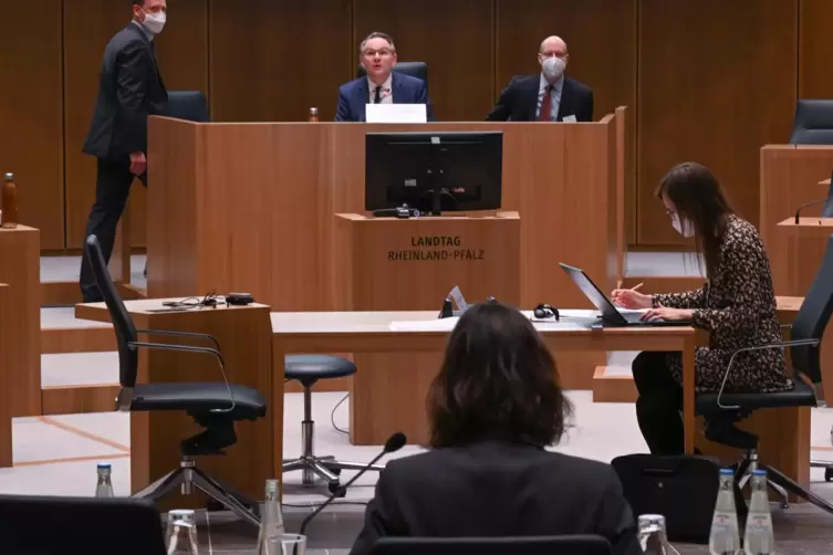 Anne Spiegel (Vordergrund, Rückenansicht) zu Beginn ihrer Anhörung. Im Hintergrund in der Mitte: Ausschuss-Vorsitzender Martin H