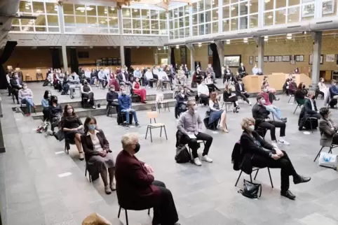 Das Hofenfels-Gymnasium feiert wieder in der Aula, aber anders als 2021 (Foto) dürfen dieses Jahr Angehörige dabei sein.