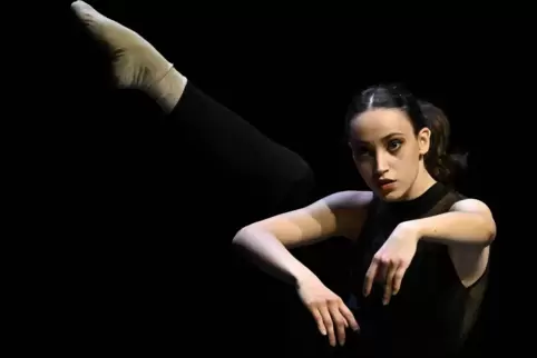 Faszinierende Bewegungskunst in Nahaufnahme: eine der Mannheimer Tänzerinnen in Ken Ossalas Choreographie „Bright“.