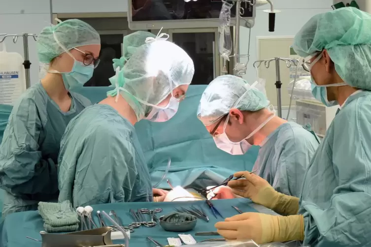 Es werden Patienten ausgewählt, die sich selbst den erforderlichen plastisch-chirurgischen Eingriff nicht leisten können.