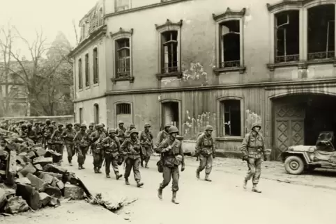 Ein Foto vom 20. März 1945: Die Amerikaner marschieren in Zweibrücken ein, hier laufen sie am Melanchthonheim vorbei.