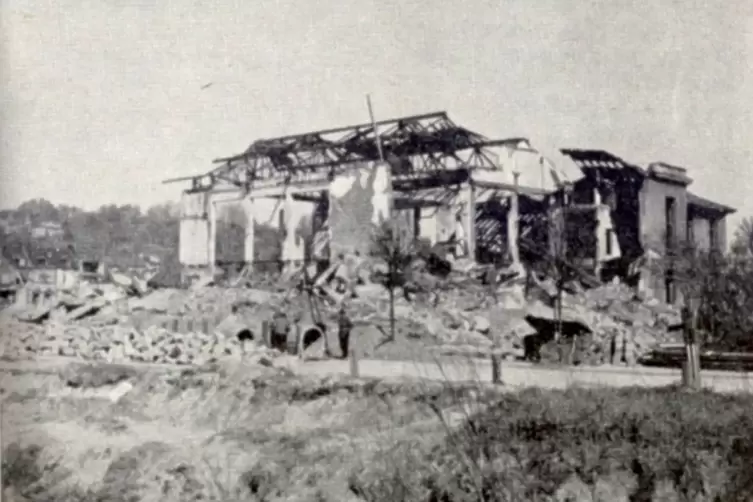 Die Zweibr&uuml;cker Festhalle nach der Zerst&ouml;rung in der Bombennacht vom 14. M&auml;rz 1945. 