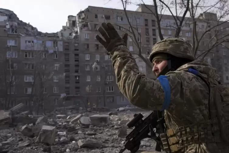 Ein ukrainischer Soldat in der Hafenstadt Mariupol. 