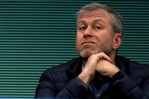 Roman Abramowitsch, Besitzer des FC Chelsea, kann den Fußballclub nicht verkaufen; sein Vermögen in Großbritannien wurde eingefr