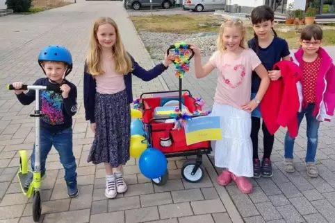 Lisa, Zoe und ihre Freundin Jule wollen zusammen mit ihren Geschwistern Spendengeld für die Ukraine sammeln. 