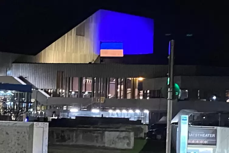 Auch das Badische Staatstheater in Karlsruhe leuchtet in den Farben der Ukraine. 
