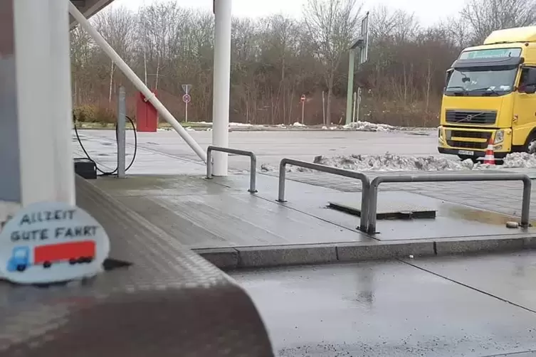 Ein befreundeter Brummifahrer legt die Steinepost an Rastpl&auml;tzen aus und gibt sie an Kollegen weiter. 