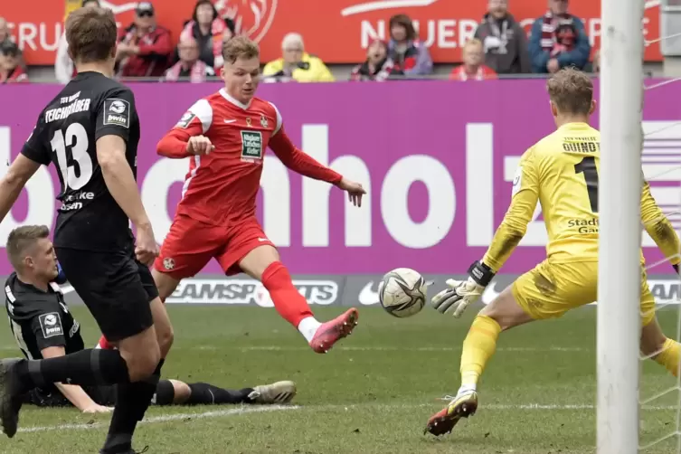 Ein strammer Schuss ins Glück: Philipp Hercher erzielt das 2:0 für den FCK.