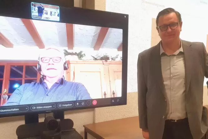 Amtsinhaber Thomas Peifer (CDU) wurde wegen Corona per Videokonferenz zugeschaltet. Er und Patrick Sema (SPD) gehen in zwei Woc