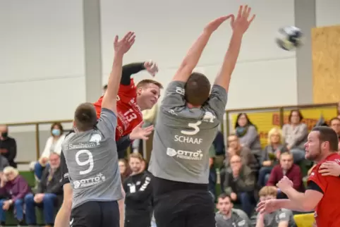 Philipp Mohra knickt ab und wirf, Robin Kuntz und Maximilian Schaaf verteidigen. Rechts Fabian Graap.
