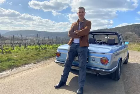 Seit zehn Jahren Eigentümer des fjordblauen Flitzers: Steffen Gierescher. Eines der ersten Autos seines Vaters war ein BMW der 0