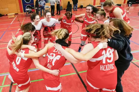 Meisterleistung: Die Basketballfrauen des FCK feiern ihren 102:35-Sieg über den MJC Trier II, tanzen im Kreis, werden von den Fa