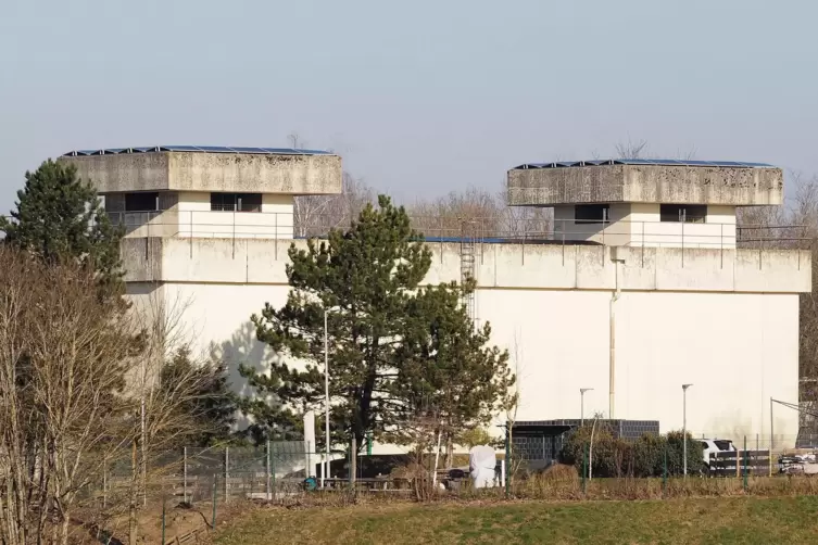 Der ehemalige Nato-Atombunker auf dem Flughafengelände ist heute in Privatbesitz.