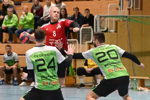 Als Trainer zuückgetreten, als Spieler ausgeholfen: Marcin Waryas (beim Wurf, hier in einem Spiele gegen Wörth). 