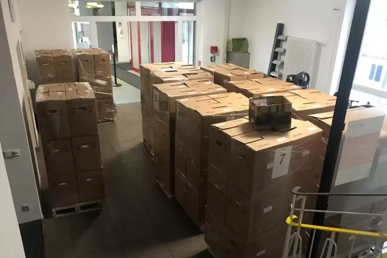 420 Kartons mit 250 laufenden Aktenmetern wurden auf 32 Paletten in zwei Lastwagen von Mainz nach Pirmasens geliefert.