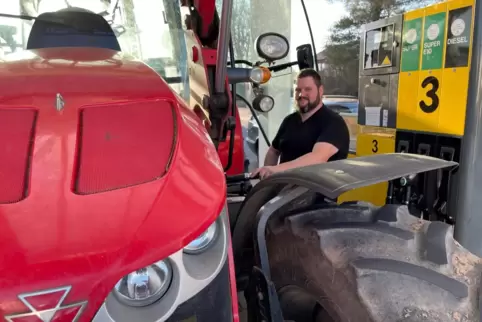 In den Traktor passt viel Treibstoff: An der Tankstelle wird es für Biolandbauer David Nau aus Hütschenhausen angesichts des eno