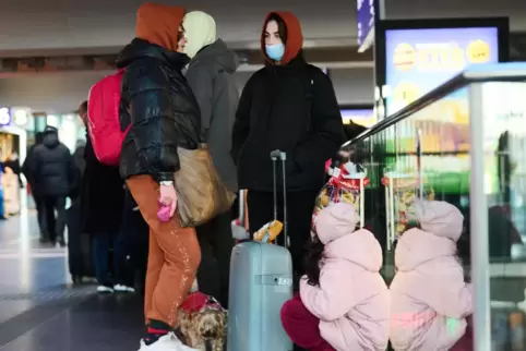 Neuankömmlinge aus der Ukraine im Berliner Hauptbahnhof verbringen die erste Nacht häufig dort. Weil es warm ist. 