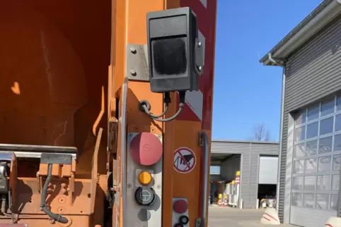 Zwei Kästchen mit Lasern messen Entfernungen, zwei Kameras ermöglichen den Blick nach hinten. 