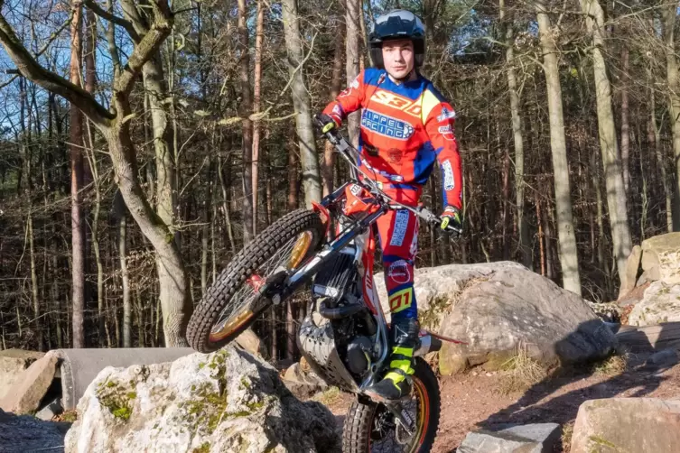 Max Steinbach gilt als großes Talent im Motorrad-Trial und darf 2022 bei der Weltmeisterschaft fahren.