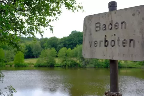 Der Glashütter Weiher bei Rohrbach wird im Sommer trotz Verbot gerne als Badesee genutzt. Häufig genutzte Wanderwege, die an dem