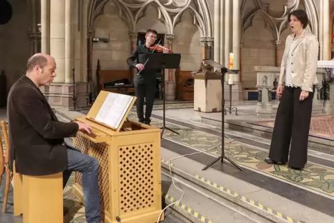 Inniger Ausdruck: Sängerin Martina Jutz mit Violinist Peter Jutz und Kirchenmusikdirektor Robert Sattelberger an der Chororgel. 
