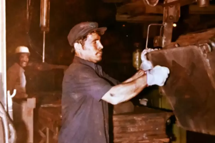 Vurgun &Ouml;mer an der R&uuml;ttelpress-Formanlage bei Gienanth in den 1970er Jahren.