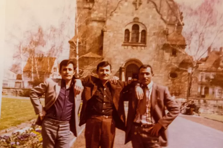  &Ouml;mer (links) mit t&uuml;rkischen Kollegen vor der katholischen Kirche in Eisenberg.