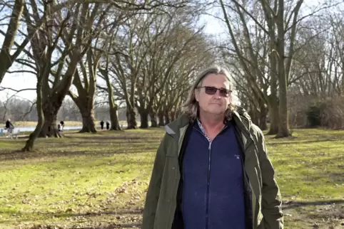 Vor Bäumen in Ludwigshafen, deren Erhalt er gefährdet sieht: Volker Ziesling. Vor Bäumen in Ludwigshafen, deren Erhalt er gefährdet sieht: Volker Ziesling.