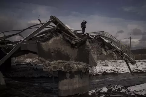 Irpin nahe der ukrainischen Hauptstadt Kiew: Ein Mann steht auf einer zerstörten Brücke. Aus der Ukraine kommen jeden Tag mehrer