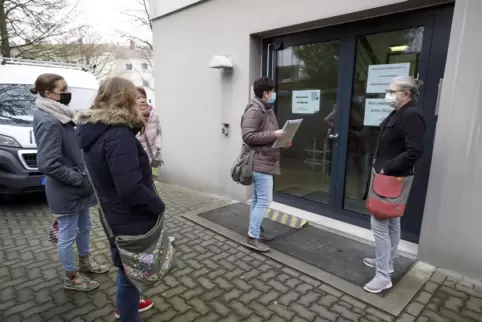 Die Gruppe „Pflegekräfte mit Herz“ hat am Montagmorgen dem Gesundheitsamt eine Unterschriftenliste übergeben. Die Unterzeichner 