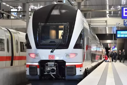Ab Ende 2022 sollen Doppelstocktriebzüge von Stadler stündlich als Intercity zwischen Stuttgart und Zürich fahren. 