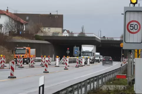 Anfang Mai sollen alle Arbeiten an der B10 rund um den Fehrbachtunnel erledigt sein.