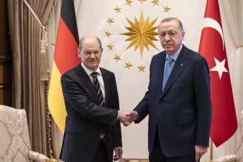 Freundlicher Austausch: Olaf Scholz und Recep Tayyip Erdogan bringen sich gegenseitig auf den Stand der Diplomatie. 