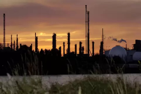 Eine BASF-Fackel im Werksteil Nord brennt.