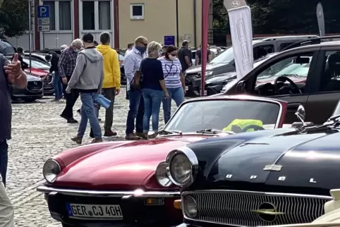 Neben neuen Autos sind auch Olditmer zu sehen.