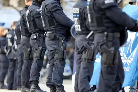 Die Polizei zeigt bei den Demos Präsenz, musste zuletzt aber kaum eingreifen.