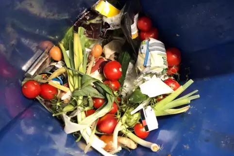 Auf die Verschwendung von Lebensmitteln wie hier in einer Abfalltonne wollen die Konfirmanden aufmerksam machen. 