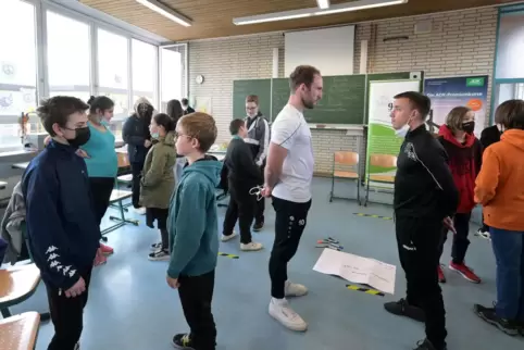 Wer zuerst lacht, hat verloren: Kursleiter Felix Droste und Patric Vaihinger (Mitte, vorne) machen vor, wie das Spiel geht. Die 