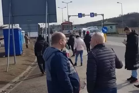 An der Grenzstation bei Rawa Ruska ist eine Zeltstadt für die ukrainischen Flüchtlinge aufgebaut. Jens Niederbergers Arbeitskoll