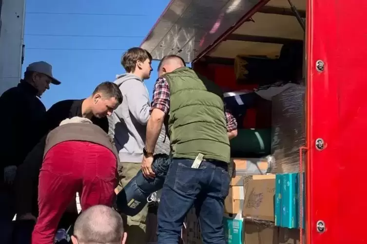 Mit dem Lkw der Verbandsgemeinde und f&uuml;nf Sprintern ist der Hilfskonvoi aus Otterbach-Otterberg an die polnisch-ukrainische Gren