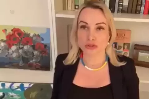 Der Screenshot von der Nachrichtenplattform Twitter zeigt ein Statement von Marina Owssjannikowa vor ihrer Aktion im russischen 
