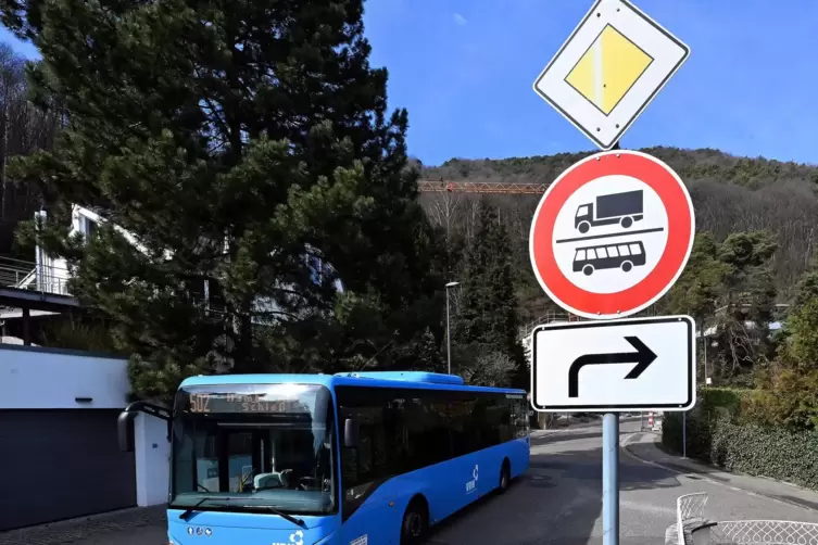 Busse und Lkw dürfen nicht in die Bergsteinstraße fahren – Autos und Zweiräder hingegen schon. 